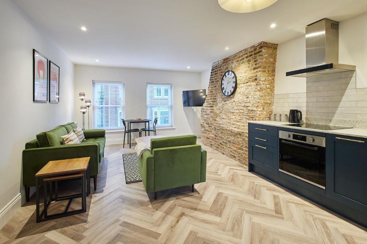 Host & - Flowergate Apartment